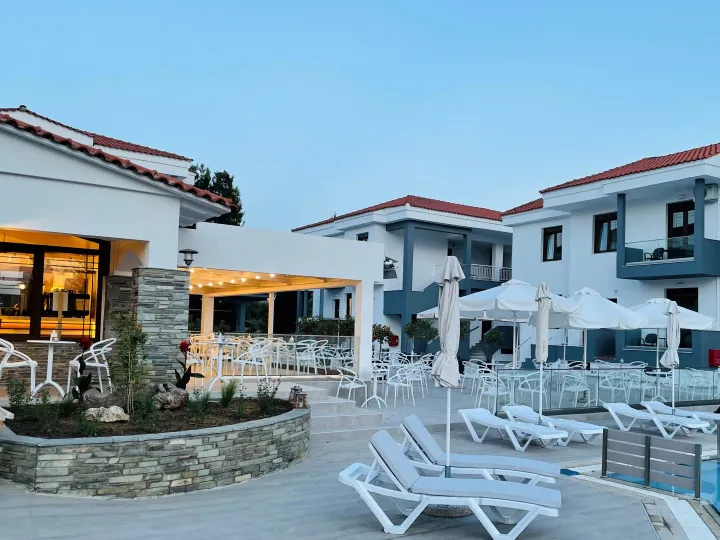 ACROTEL LILY ANN VILLAGE HOTEL Restaurants