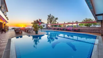 ALERIA BELPORT BEACH HOTEL Pools & Beach