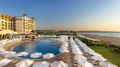ALUA HELIOS BAY Pools & Beach