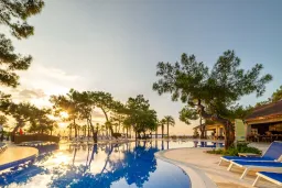 AMARA COMFORT RESORT Pools & Beach