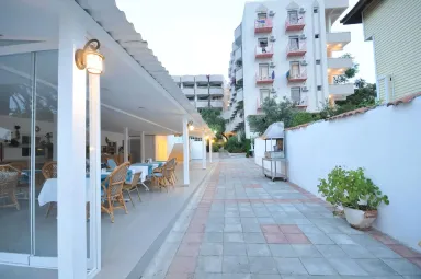 AMOS HOTEL Restaurants