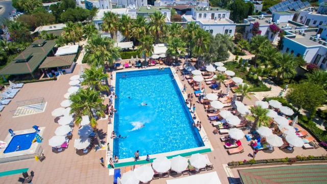 ANADOLU HOTEL BODRUM Pools & Beach