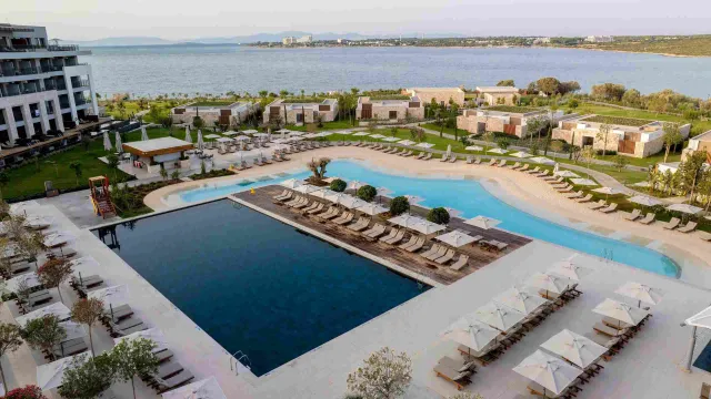ANDA BARUT COLLECTION Pools & Beach