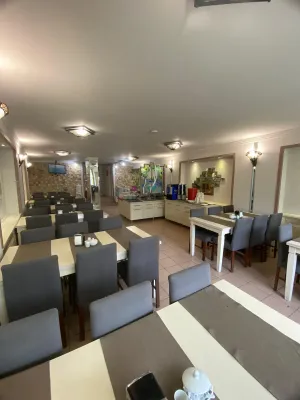 ANZAC HOTEL Restaurants