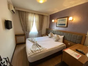 ANZAC HOTEL Rooms