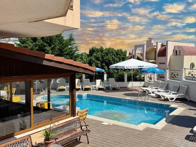 FAMILY HOTEL APOLIS Pools & Beach