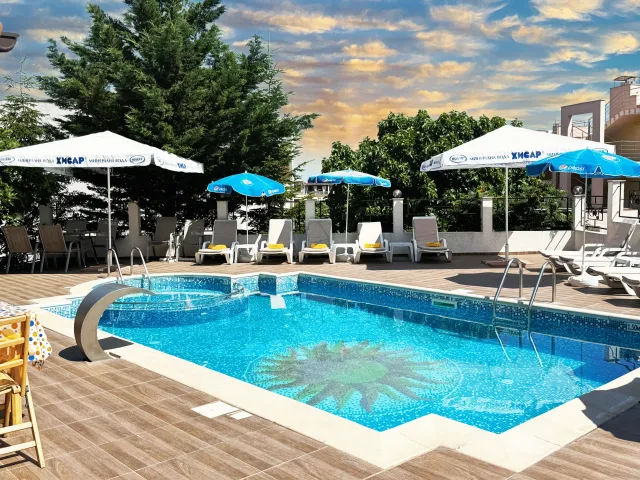 FAMILY HOTEL APOLIS Pools & Beach