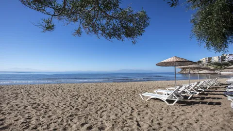 ARIA CLAROS BEACH AND SPA RESORT Pools & Beach