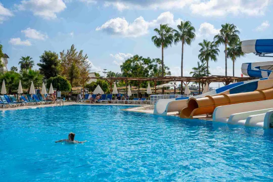 ARMAS GREEN FUGLA BEACH Pools & Beach