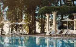ASTOR GARDEN HOTEL Pools & Beach