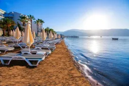 AURASIA BEACH HOTEL Pools & Beach