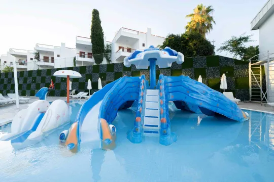 AZURA DELUXE RESORT - SPA Pools & Beach