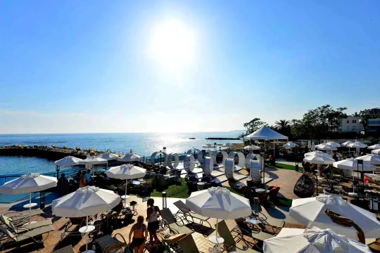 AZURA DELUXE RESORT - SPA Pools & Beach