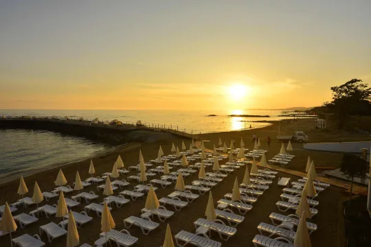 AZURA DELUXE RESORT - SPA Pools & Beach