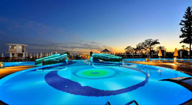 AZURA DELUXE RESORT - SPA Pools & Beach