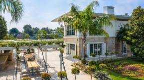AZURE VILLAS BY CORNELIA Restaurants