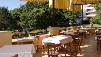 BELLEVILLE HOTEL Restaurants