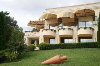 BELLEVILLE HOTEL Restaurants
