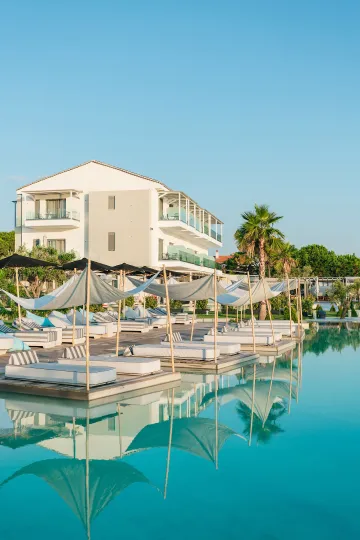 BLUE CARPET LUXURY SUITES Pools & Beach