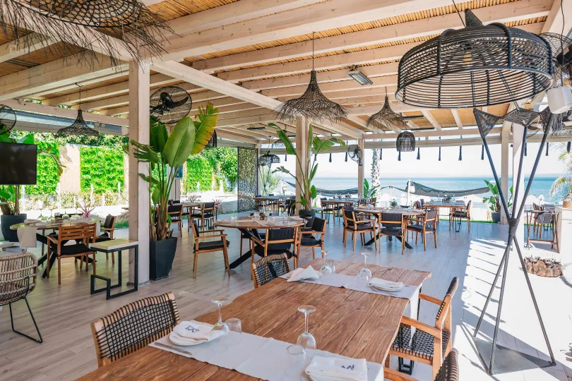 BLUE CARPET LUXURY SUITES Restaurants