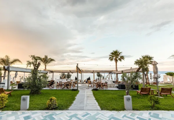 BLUE CARPET LUXURY SUITES Restaurants