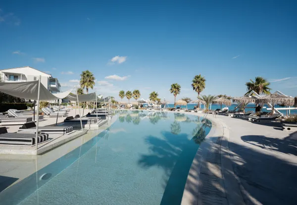 BLUE CARPET LUXURY SUITES Pools & Beach