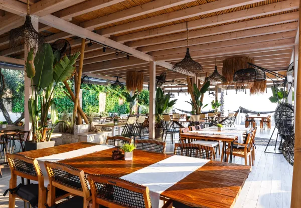 BLUE CARPET LUXURY SUITES Restaurants