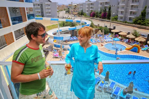 BLUE WAVE SUITE HOTEL Pools & Beach