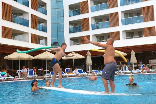 BLUE WAVE SUITE HOTEL Pools & Beach