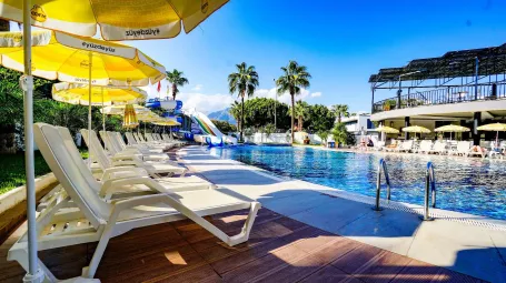 C ISTANBUL HOTEL Pools & Beach