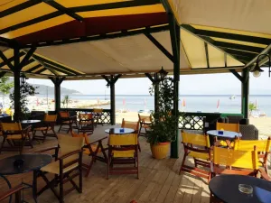 CAPTAINS BEACH BOUTIQUE APARTMENTS Restaurants