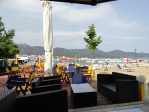 CAPTAINS BEACH BOUTIQUE APARTMENTS Restaurants