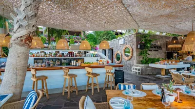 CARESSE A LUXURY COLLECTION RESORT-SPA Bars
