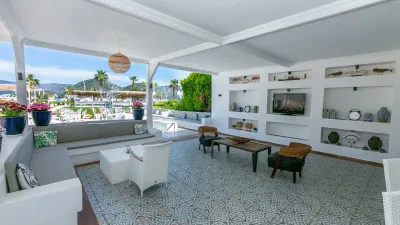CASA BLANCA BEACH HOTEL 13+ Bars