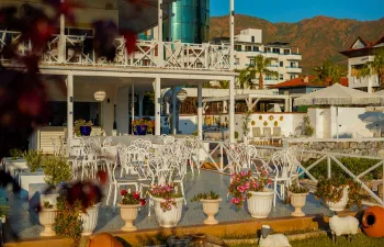 CASA BLANCA BEACH HOTEL 13+ Bars