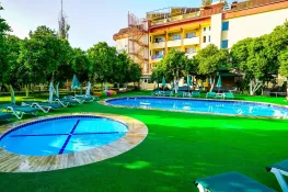 CASTLE PARK HOTEL Pools & Beach