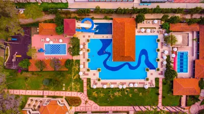 CHAMPION HOLIDAY VILLAGE Pools & Beach