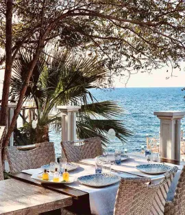 CHARISMA DELUXE HOTEL Restaurants
