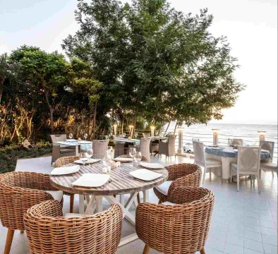 CHARISMA DELUXE HOTEL Restaurants