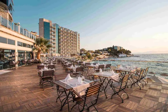 CHARISMA DELUXE HOTEL Restaurants