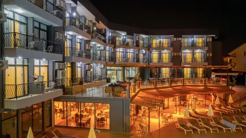 CLOVER MAGIC PARK SIDE HOTEL