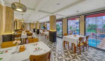 CLUB BIG BLUE SUITE HOTEL Restaurants