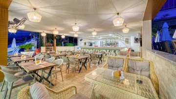 CLUB BIG BLUE SUITE HOTEL Restaurants