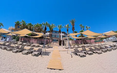 CLUB MONTE CARLO Pools & Beach