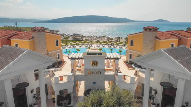 COCOS THE CLUB SOLTO Pools & Beach