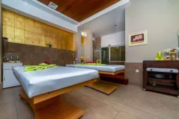 COMMODORE ELITE SUITE-SPA ADULT ONLY 18+ Spa