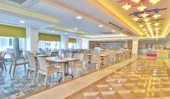 CRYSTAL WORLD OF COLOURS COMFORT COLLECTION Restaurants