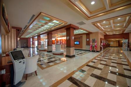 CRYSTAL FAMILY COMFORT COLLECTION Lobby