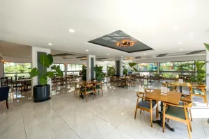 CRYSTAL FLORA PEARL COLLECTION Restaurants