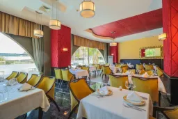 CRYSTAL PRESTIGE PEARL COLLECTION Restaurants